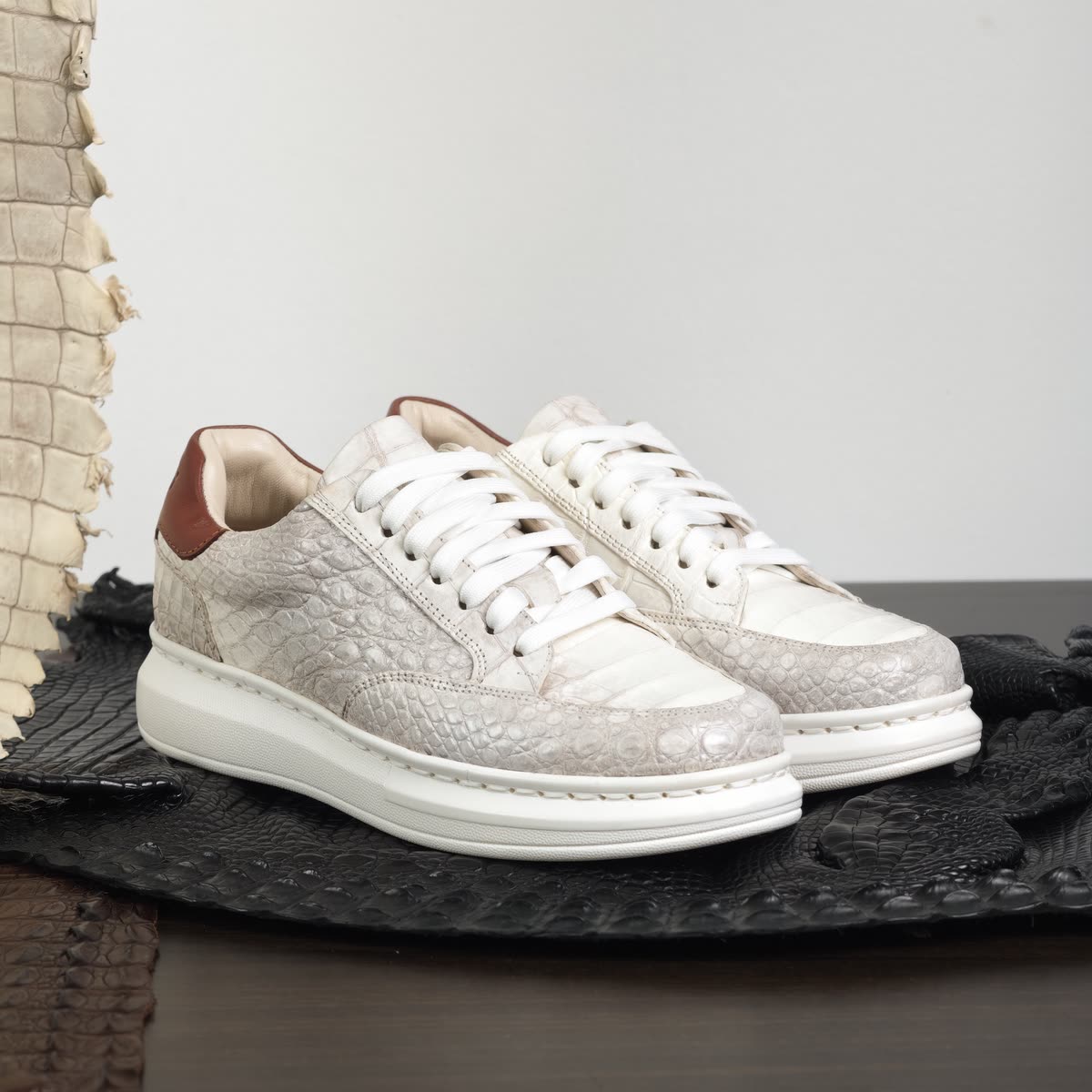Sneaker GTT68 da bụng cá sấu bạch tạng trên nền da cá sấu đen
